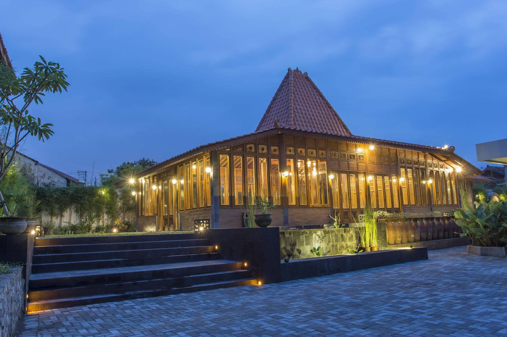 Burza Hotel Yogyakarta Esterno foto